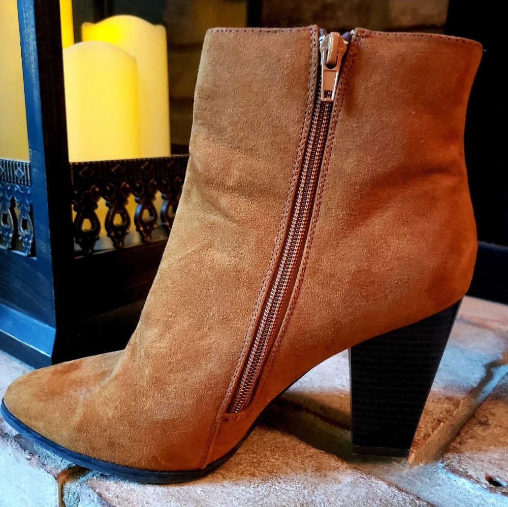 👢Express cognac micro faux suede ankle booties 7 - Picture 4 of 6